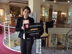 Unsere Empfangsmitarbeiterin Nelli Herewitsch präsentiert stolz die neue Auszeichnung.